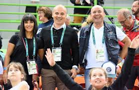 Cozmin gusa si rares bogdan nu platesc, fura, fura statul cu buna stiinta si isi bat joc de noi public. Intalnire CrucialÄ Intre RareÈ Bogdan Èi Cozmin GuÈÄ Chiar Acum Cei Doi NegociazÄ DacÄ Se Despart Sau Se ImpacÄ Stiri Pe Surse Cele Mai Noi Stiri