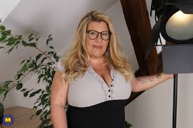 Plump mature blonde in glasses disrobes to finger fuck her big BBW pussy -  Pichunter