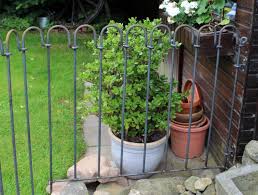 Das Bachlaufelement Ist Mit Zwei Wandhaltern An Einem Gartenhaus Befestigt