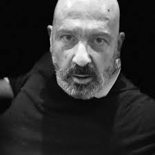 Due magnifici giocatori Due campioni del mondo Una partita che vale molto  più di un titolo Un arbitro che guarda altrove Cinque persone in tribuna  centrale Cinquecento da casa col telefonino in