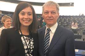 Megpróbálta kimagyarázni magát cseh katalin a körülötte kialakult botrányos helyzetből, de a momentum uniós képviselője úgy próbálta ezt megtenni, hogy lényegében valótlan állítást tett. Buszken Pozol Cseh Katalin A Magyarellenes Roman Politikus Oldalan