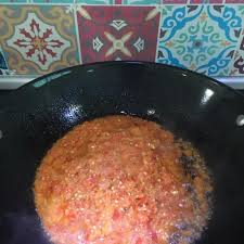 Dalam panci, tungkan 300 ml air kemudian beri daun salam, lengkuas, serta jahe yang sudah dimemarkan. Cara Buat Sambal Ayam Penyet Sedap Gilerrrr Memang Naik Selera My Media