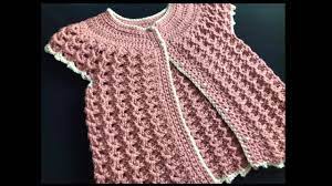 La verdad es que no se me ocurre una combinación más invernal que una lana gruesa de color natural, ochos tejidos y piel y aunque yo en sevilla tendré pocas oportunidades de usarlo, será un gran. Chaleco Para Ninas A Crochet O Ganchillo Paso A Paso Crochet For Baby Youtube