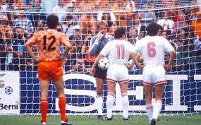 Het nederlands elftal speelt zijn thuiswedstrijden doorgaans in amsterdam, rotterdam en eindhoven. Ek 88 Is De Enige Houvast Voor Oranje Goal Com