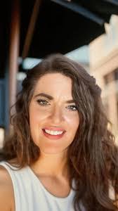 Kerri Middleton's Instagram, Twitter & Facebook