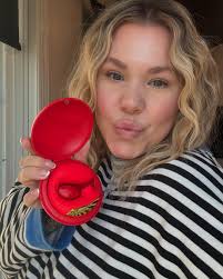 ✨ VIBE GIVEAWAY✨ I'm hooking you all up with vibes! EVERYONE who signs up  will receive either a free toy or a gift card! Just enter your email here:  https://www.bboutique.co/naughty-list/kaillowry-fb #bbpartner