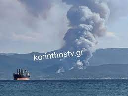 Σε εξέλιξη βρίσκεται η φωτιά που εκδηλώθηκε σήμερα (23/7) το μεσημέρι σε αγροτική και δασική έκταση στην περιοχή καλέντζι της κορινθίας. Megalh Fwtia Sthn Korin8o