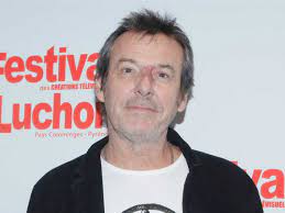 Puis il commence à la télévision en réalisant des voix off pour la série tribunal et pour des jeux télévisés sur. 2021 Jean Luc Reichmann Deprived Of Christmas With His Mother He Gives Her Tender Attention Femme Actuelle Le Mag