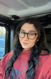 Katelyn Rowe's Instagram, Twitter & Facebook