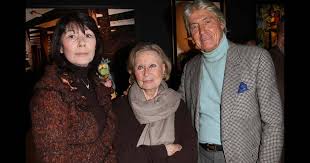 Il ydcline des portraits de femmes magnifis par la passion sur fond de paysagesenvotants. Michele Morgan Entouree De Sabine Anthony Et Pierre Cornette De Saint Cyr Pour Ses 90 Ans A Paris Le 1er Mars 2010 Purepeople