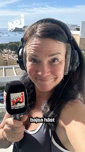 FELHÖRNING 😂 Varför sjunger Celia Cruz om en bajsande häst? 😂🐴, 🎧  Lyssna på NRJ Morgon vardagar mellan 06-09 via radion eller i  RadioPlay-appen., ., ., ., #nrj #nrjmorgon #nrjsweden #enbajsandehäst