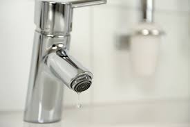 Wer bei einem waserhahn mit zweigriffarmatur die dichtung erneuern möchte, gelangt nach dem entfernen der griffe an den ventileinsatz. Tropfender Wasserhahn So Erneuern Sie Kartusche Und Hahndichtung Heimwerkertricks Net