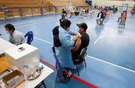 Santiago (ap) — chile recibió el viernes el primer lote de 158.000 dosis de la vacuna de astrazeneca a través del mecanismo covax, en un momento crítico de la pandemia del nuevo coronavirus. Chile Limitara La Vacunacion Con Astrazeneca Solo Para Mayores De 45 Anos