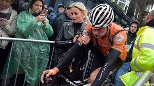 Het ek is voorbij, de tour de france is in volle gang. Mathieu Van Der Poel Wordt Getroost Door Zijn Vriendin