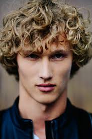 Taglio capelli ricci uomo di colore castano, ragazzo con una camicia bianca e . Tagli Capelli Ragazzo Alla Moda A Cui Ispirarsi Archzine It