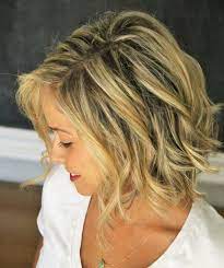 Mittellange haare sind herrlich unkompliziert. Naturlicher Look Fur Mittellanges Haar Mit Wellen Frisur Haarschnitt Lockige Frisuren Haarschnitt Kurz