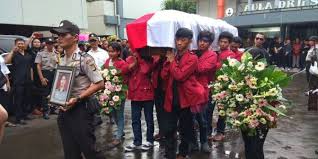 Rachmawati soekarnoputri meninggal rachmawati soekarnoputri tutup usia, intip kiprahnya di politik hingga hubungannya dengan megawati putri presiden pertama ri soekarno, rachmawati soekarnoputri meninggal dunia pada sabtu (3/7/2021). Kakak Ipar Megawati Soekarno Putri Tutup Usia