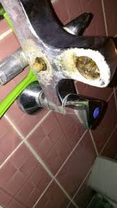Wie kann man grünspan am wasserhahn entfernen. Extreme Verkalkung Am Wasserhahn Baden Kalk Schmutz