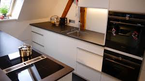 Einbaukuche Dachschrage Dachgeschoss Quarzstein Bora Blanco Induktion Kochen Interiordesign Kunst Einbaukuche Quarzstein Arbeitsplatte Arbeitsplatte