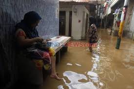 Gaji pt khong guan : Tembok Pt Khong Guan Roboh Warga Ciracas Korban Banjir Tuntut Ganti Rugi