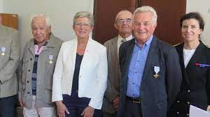 Un militaire ou une personne civile qui a pris part à un conflit dans lequel la france est ou était engagée peut faire reconnaître son statut d'ancien combattant. Bressuire La Secretaire D Etat Decore D Anciens Combattants En Algerie