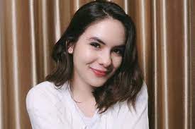 Kabar lain yang berembus, rencana munculnya steffi di sekuel dilan merenggangkan hubungannya dengan vanesha. Steffi Zamora Jadi Pemeran Ancika Kekasih Baru Dilan Di Film Milea Suara Dari Dilan Extended