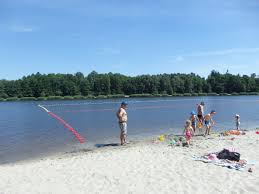 W najcieplejsze dni grupa ratowników pilnuje bezpieczeństwa plażowiczów. Basen W Roju Zamkniety Ale Smieszek Pomoze Foto Radio 90 Fm