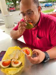 Selepas tugasan, jalan-jalan cari makan, buat rasa-rasa Durian Merah dan  Oren yang tak ada di Semenanjung. Lemak berkrim.