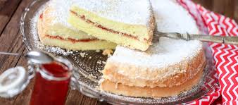 Gateau De Savoie A La Confiture De Fraises Un Gateau Tout En Douceur Les Recettes De Cuisine Et Mets Gateau De Savoie Dessert Gateaux Et Desserts