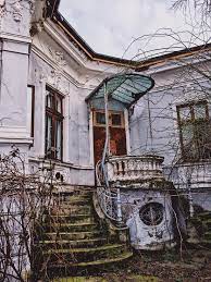Initial, cladirea a avut ca proprietar un negustor armean, care ar fi casa melik este unul dintre cele mai bune exemple de arhitectura romaneasca veche, avand aspect de conac boieresc, cu usoare. 20 Cladiri Superbe Din Bucuresti Blogu Lu OtravÄ