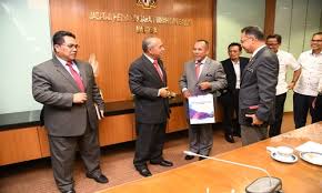 Calon yang berminat dan berkelayakan hendaklah membuat permohonan dengan mengemukakan resume bergambar yang. Jabatan Ketua Pengarah Tanah Galian Persekutuan Kunjungan Hormat Oleh Pengarah Tanah Dan Galian Terengganu Ke Atas Ketua Pengarah Tanah Dan Galian Persekutuan