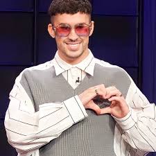 Benito antonio martínez ocasio, más conocido como bad bunny, ha captado la atención de todo el mundo no solo con su música, sino también con sus ingeniosos estilismos que no dejan indiferente a nadie. Bad Bunny Wore Lady Gaga Merch And His Own Crocs To Vote In Puerto Rico Teen Vogue