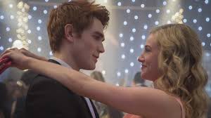 Betty and jughead fans are in for a treat this season on riverdale. bughead, as the couple is endearingly called by fans who ship the couple, are archie tells betty that jughead's birthday is coming up and that they go see a movie every year, but he thinks betty should take him this year. Archie And Betty S Kiss In Riverdale Season 2 Popsugar Entertainment