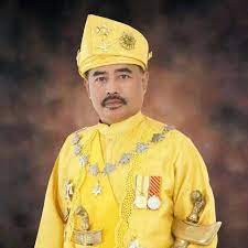 Membahasakan dirinya pak engku, dia membawa sepasang tiara raja muzzaffar shah ibni sultan mahmud shah. Dymm Tuanku Raja Noor Jan Shah Photos Facebook