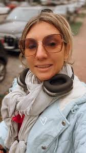 Stel je even voor…, Je kind komt thuis van school, overprikkeld, moe, met  spanning in z’n lijf., En jij zegt:, “Neem maar een glaasje wijn, een  sigaretje, dat zal je goed doen.”, Je voelt het meteen…, ...