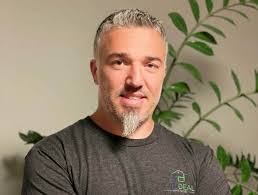 Linda Kucharski's Instagram, Twitter & Facebook