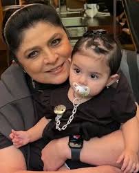 Parece que hasta los tataratataranietos van a sacar la cara de Eugenio  Derbez 😆