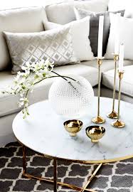 Passend dazu kannst du dann die richtigen. 7 Tipps Ihren Modernen Wohnzimmer Couchtisch Zu Dekorieren Wohn Designtrend