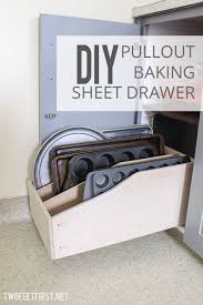 Diy Pull Out Baking Sheet Drawer To Organize Cookie Sheets Idee Rangement Rangement Maison Idee Rangement Cuisine