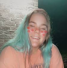 Autumn Handley's Instagram, Twitter & Facebook