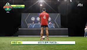 8일 첫 방송되는 jtbc '뭉쳐야 찬다 시즌2'에서는 최강 먼저 피지컬 체크에서 이장군 선수가 성난 근육을 공개해 놀라움을 자아낸다. Olubmhef3hf1mm