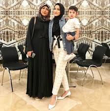 Hanis zalikha zainal rashid is a malaysian blogger, model, television presenter and actress. Ibu Hanis Zalikha Dikecam Tayang Duit Belanja Pemberian Anak Nota Kata
