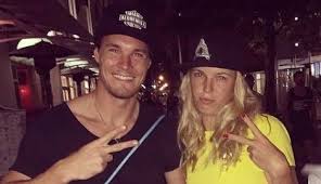 Caroline a primit mai multe diagnosticuri din partea doctorilor in legatura cu mici probleme la genunchi. Piotr Wozniacki Net Worth