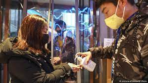 Jennifer ashwood este o femeie din cornwell, marea britanie, care nu doar că are două utere, ci a şi rămas însărcinată cu gemeni, fiecare făt în câte un uter. Un Prim Caz De InfecÈie Cu Coronavirus In Germania Global Dw 28 01 2020