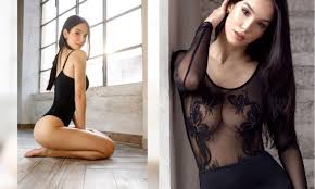 Da ciao darwin al gf vip la carriera di paola di benedetto, la modella che ha trionfato al gf vip 9 aprile 2020 da ciao darwin al gf vip, paola di benedetto ha trionfato. Dall Isola Al Calcio Paola Di Benedetto Torna Single Ed E Piu Sexy Che Mai Ilbianconero Com