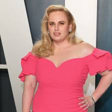 Anfang des jahres sagte die im pinkfarbenen badeanzug entspannte sich rebel im kühlen nass und nutzte die gelegenheit, um für. Rebel Wilson Sie Posiert Im Knappen Badeanzug Gala De