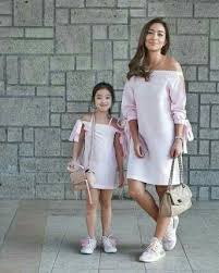 Pin By Merve Erdogan On Outfit Madre E Hija Mother Daughter Fashion Mom Daughter Outfits Mommy Daughter Dresses