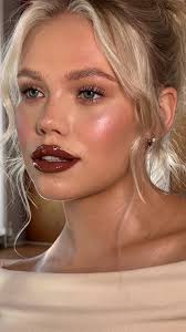 Недавно я познакомилась с продуктами косметического бренда @sergeynaumov 🤍  Уникальный продукт, который я попробовала это хайлайтер под глаза RECENTLY  ADDED , придает свежесть взгляду и легкое влажное сияние Консилер с  естественным полуматовым