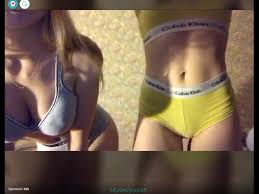 Две сексуальные девушки с шикарными телами вертят попками periscope перископ