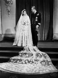 Elizabeth and philip after their marriage in. Les 36 Robes De Mariee Les Plus Marquantes Royal Wedding Dress Royal Wedding Gowns Queen Elizabeth Wedding